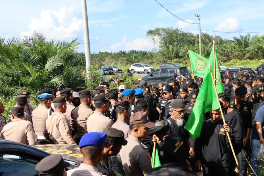Ngotot Masuk ke Area PT Duta Swakarya Indah, Ratusan Massa LLMB Kembali Bersitegang dengan Petugas