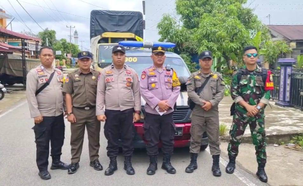 Polsek Tempuling, TNI dan Satpol PP Kawal Pergeseran Logistik Rekapitulasi Pilkada ke Gudang KPU Inhil