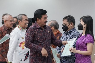 Kunker Ke Pekanbaru, Menteri ATR/BPN Serahkan Sertifikat Tanah