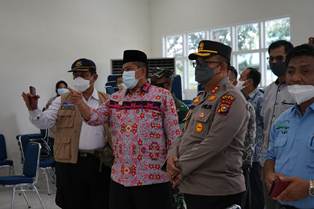 Tinjau Vaksinasi Massal, Bupati Alfedri Ajak Warga Vaksin Tahap Tiga