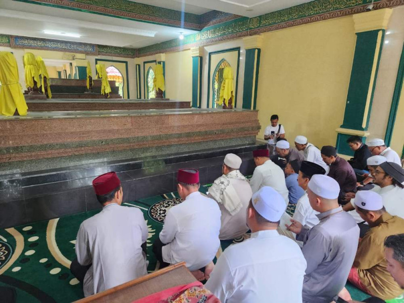 H-1 Pencoblosan, Abdul Wahid dan UAS Ziarah Ke Makam Marhum Pekan