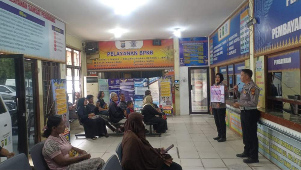 Kepada Pengunjung Samsat, Satlantas Polres Siak Sampaikan Pesan Pilkada Damai