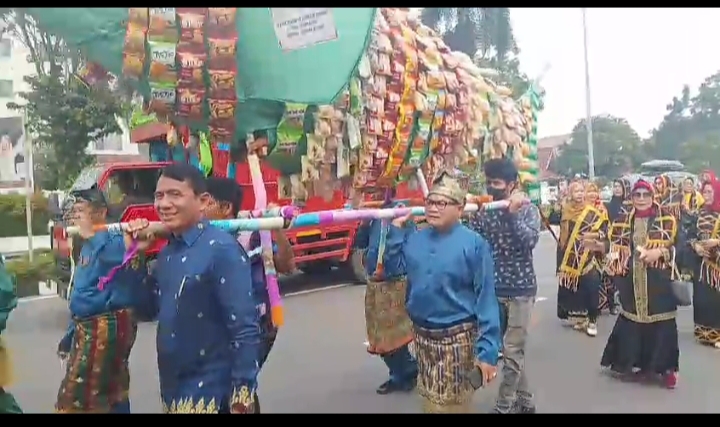 IKKS Pekanbaru  Ikuti  Arak-arakan Keberagaman dan Persebatian Antaretnis, Tampilkan Randai dan Sampek sampek
