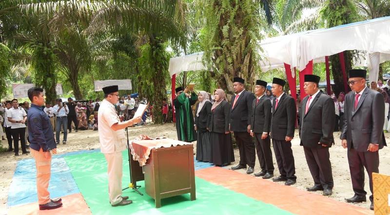 Lantik 7 PJ Kepala Desa, Bupati Minta Kades Proaktif Dukung Program Berobat Gratis