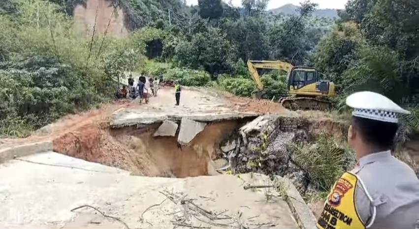 Jalan Sumbar Riau Kembali Putus, Kenderaan Roda Empat Diminta Putar Balik