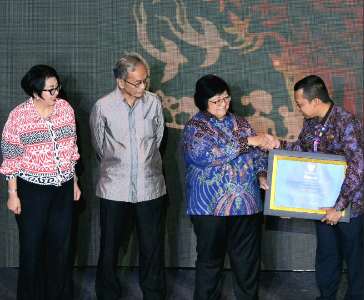 Menteri LHK Siti Nurbaya Serahkan Penghargaan Adipura Kota Pekanbaru