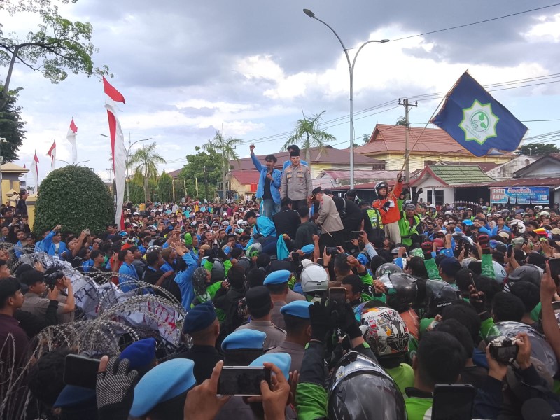 Kapolda Riau Temui Massa Aksi, Sampaikan Bela Sungkawa dan Komitmen Usut Tuntas Kasus Driver Ojol