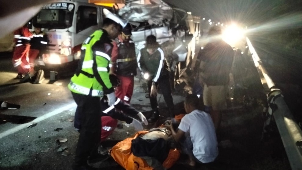 Hiace Hantam Dump Truck di Tol Permai, 5 Orang Meninggal Dunia