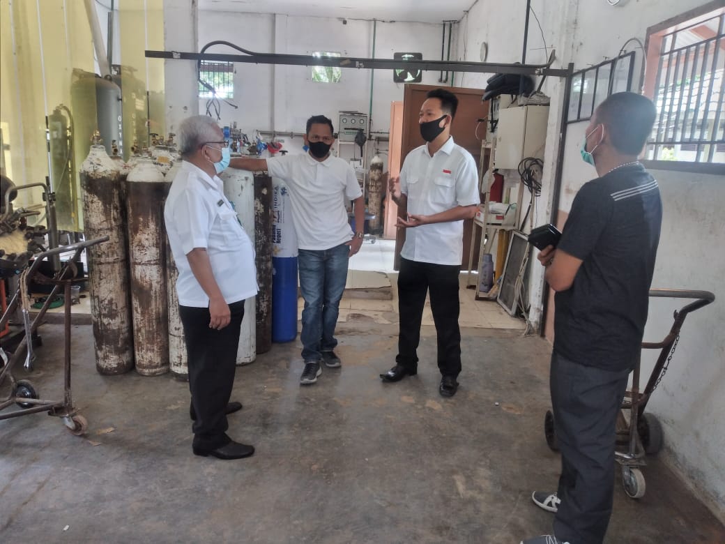 Edy Indra Kesuma Serah Terimakan Bantuan Tabung Oksigen dari Kadin Riau ke Direktur RSUD PH