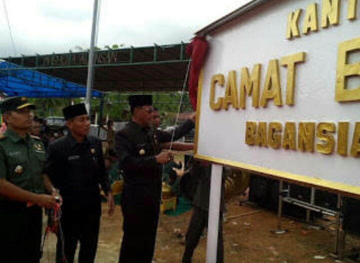 Bupati Rohil Resmikan Kantor Camat