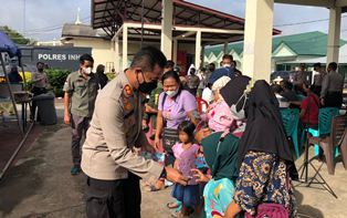 Sejumlah Balita Ketiban Uang Jajan dari Kapolres Inhu