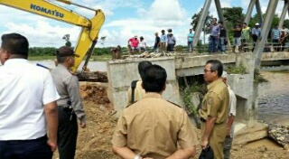 Bupati H.Mursini Tinjau Langsung Lokasi Kerusakan Akibat Banjir