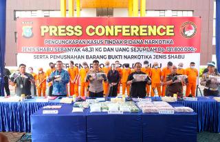 Perang Terhadap Narkoba, Polda Riau Kembali Bekuk 17 Tersangka dengan Barang Bukti 48 Kg Sabu