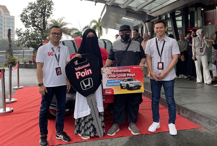 Apresiasi Pelanggan Setia di Batam, Telkomsel Serahkan Hadiah Mobil Program Undi Undi Hepi