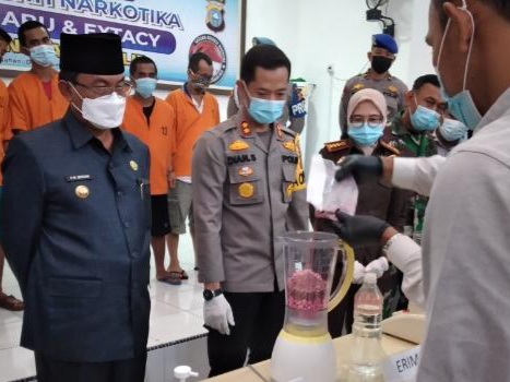 Ribuan Butir Ekstasi, Erimin5 dan Shabu Hasil Penindakan di 2 TKP di Inhil Dimusnahkan