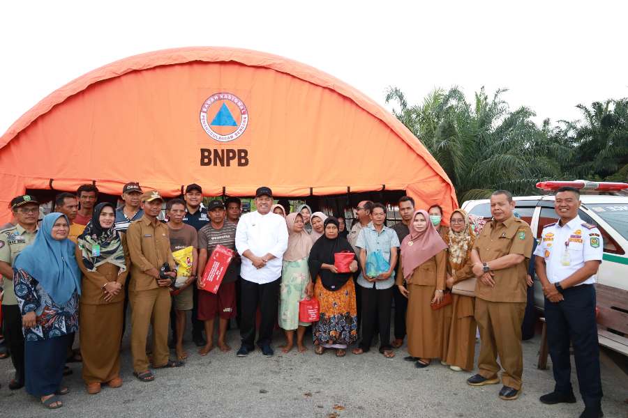Bupati Alfedri Temui Warga Serahkan Bantuan Korban Banjir