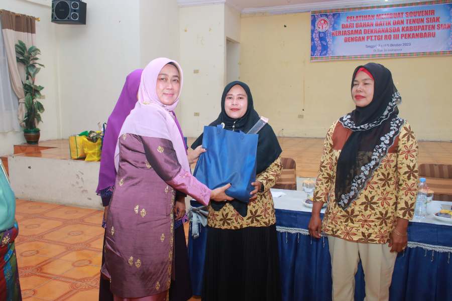 Tingkatkan Aneka Produk UMKM, Dekranasda Siak Taja Pelatihan Membuat Souvenir