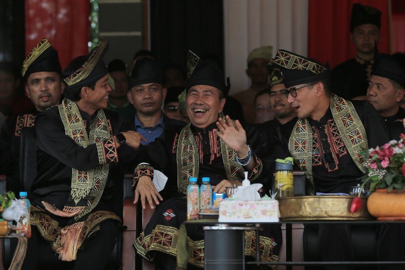 Hadiri Festival Pacu Jalur 2022, Gubri Serahkan Bantuan dan Sertifikat WBTb