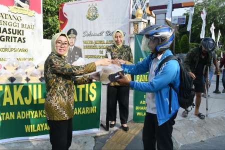 IAD Riau Berbagi Takjil, Warga Melintas Tersenyum Senang 