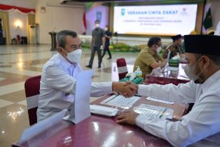 Gubernur dan Wakil Gubernur Riau Serahkan Zakat