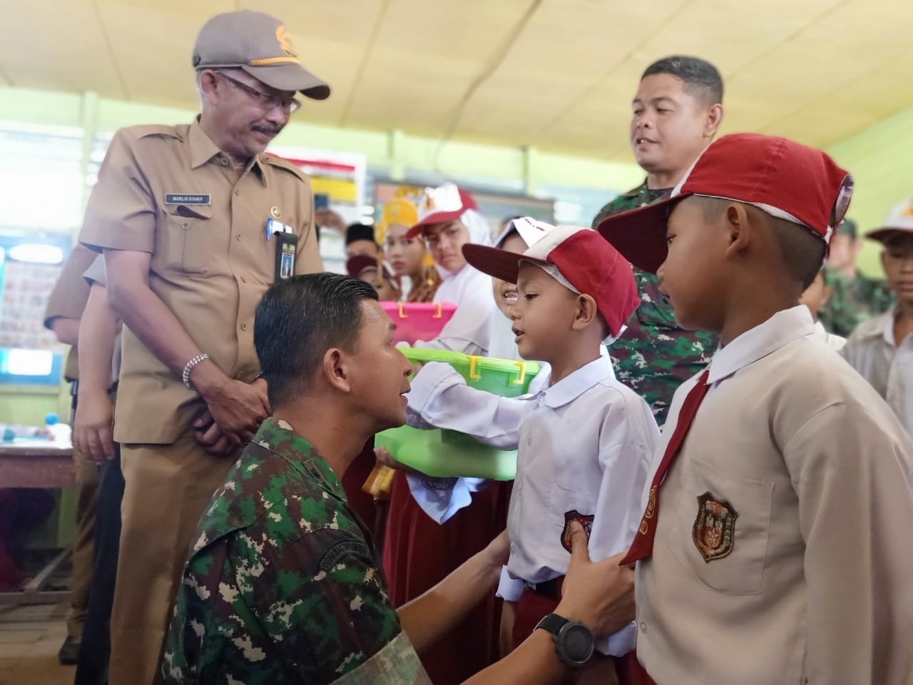 Hari Guru, Dandim 0314/Inhil Bersama Marlis Syarif Kunjungi SDN 010 Sungai Beringin
