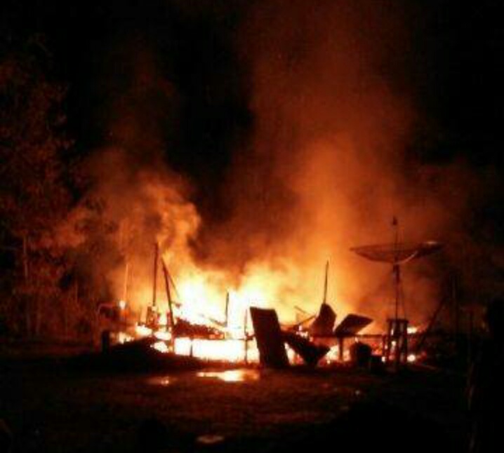 Api api. Lagi Tertidur Pulas, Rumah Seorang Guru Hangus Dilalap Api