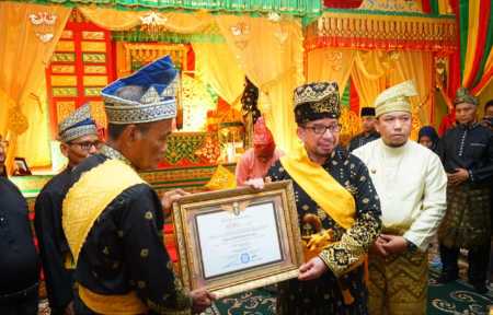 Salim Segaf Al Jufri Resmi Bergelar Datuk Maulana Sukma Jaya