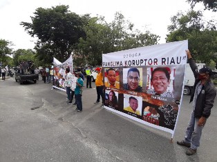 Sekelompok Aksi Massa Bentangkan Spanduk 'Diduga Panglima Koruptor Riau' Di Kantor Kejati 