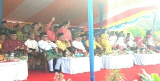 Kafilah Pawai Taaruf MTQ Kuansing Tampilkan Kesenian Randai & Serahkan Miniatur Jalur ke Gubri