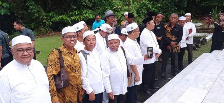 Gubri dan Keluarga Rokan Hulu Ziarah ke Makam Pahlawan Nasional Tuanku Tambusai di Seremban, Malaysia