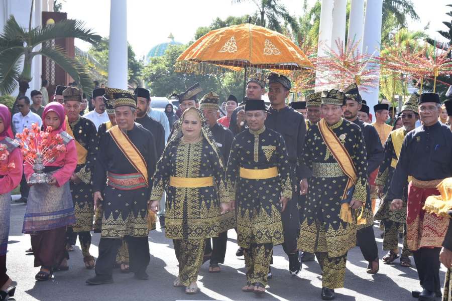 Bupati Kasmarni dan Wakil Bupati Bagus Santoso Resmi Sandang Gelar Kehormatan