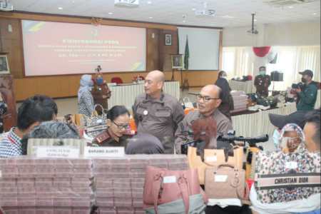 Kasus Dugaan Tipikor Perpajakan, Barang Bukti Tumpukan Uang & Tas Bermerk Curi Perhatian