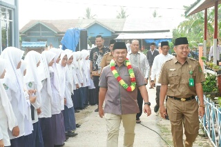 Abdul Wahid Perjuangkan Harga Kelapa agar Terus Naik