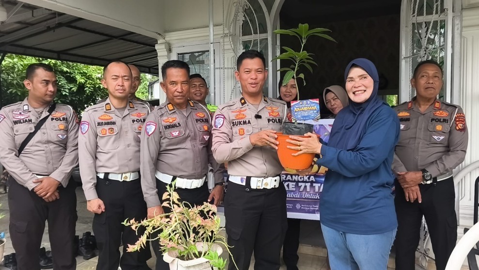 Anjangsana HUT Lantas ke-71, Ditlantas Polda Riau Tebar Tali Asih dan Bibit Pohon