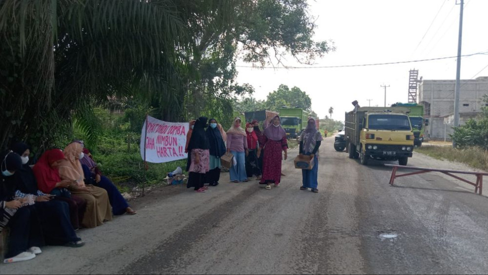 Mulai Gawat Nih! Emak-Emak di Inhu Turun ke Jalan Kecam Truk Batu Bara