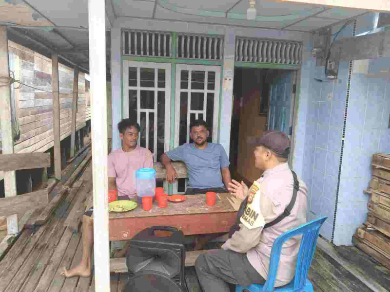 Sukseskan Pilkada Serentak, Bhabinkamtibmas Sungai Bela Ajak Masyarakat Hindari Perselisihan