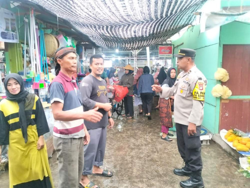 Polsek Sukajadi Sampaikan Pesan Pilkada Damai di Pasar Cik Puan