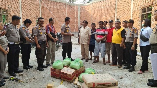 Menjelang Natal & Tahun Baru, Kapolres Inhu Bantu Bahan Bangunan Tempat Ibadah