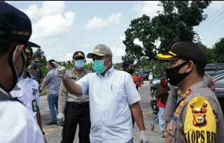 Bupati Siak Pantau Pelaksanaan PSBB di Post Cek Point