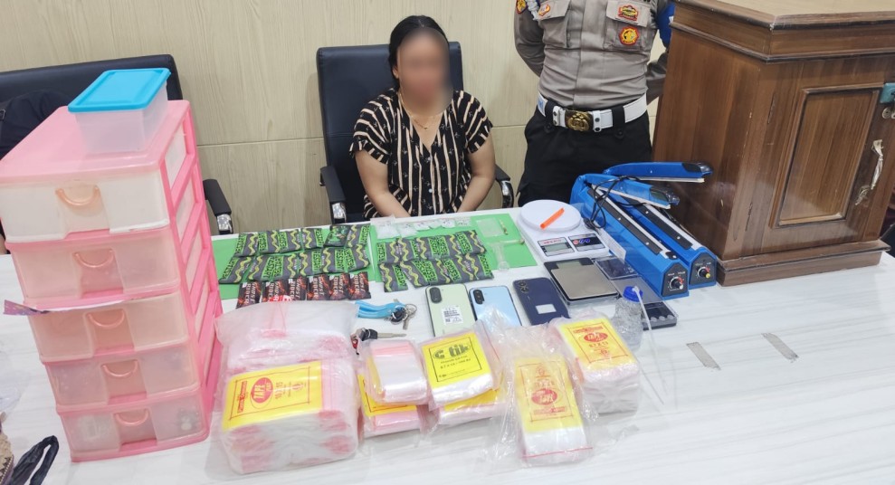 Terbongkar! Perempuan Pengedar Sabu dan Etomidate Diciduk di Kamar Kos Pekanbaru