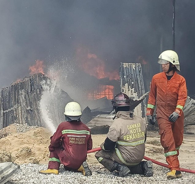 Gudang Penyimpanan Solar di Marpoyan Damai Pekanbaru Terbakar