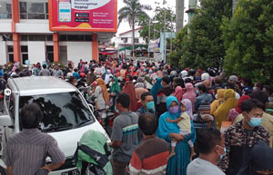 Kerumunan Masyarakat Penerima Bantuan, Ini Tanggapan Legilator Terhadap Pemko Pekanbaru 