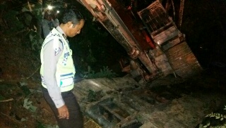 Truk Pengangkut Alat Berat Terjun Masuk Jurang, Sopir Tewas