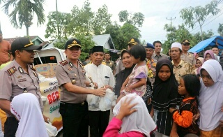 Kapolres Inhil Serahkan Bantuan Korban Kebakaran dan Bagikan Takjil di Desa Pulau Palas