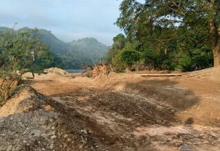 Dianggap Merusak Lingkungan Ketua BPD & Warga Gerebek Pekerjaan Galian C