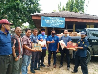 Peduli Covid-19, Fedrios Gusni Salurkan Sembako Kepada PWI Kuansing