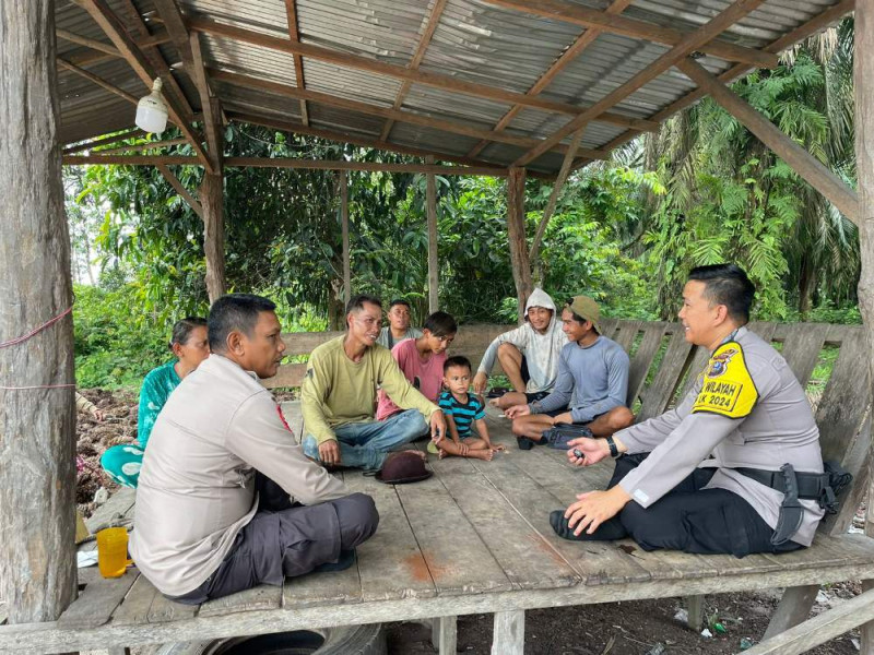 'Baselo' Sampaikan Pesan Damai Pilkada, Kapolsek LBJ Sambangi Usaha Kampung