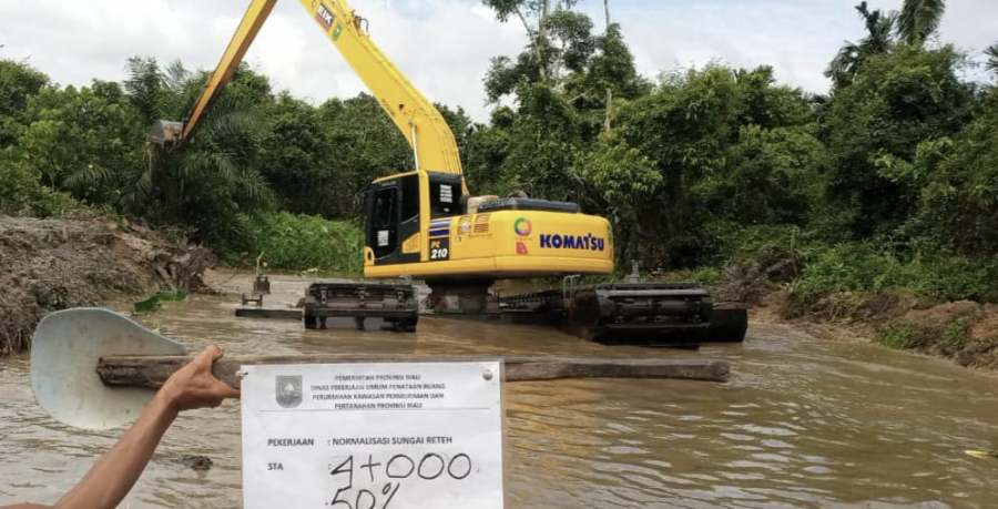 Normalisasi Sungai dan Parit di Pekanbaru, PUPR Riau Turunkan Ekskavator Amfibi