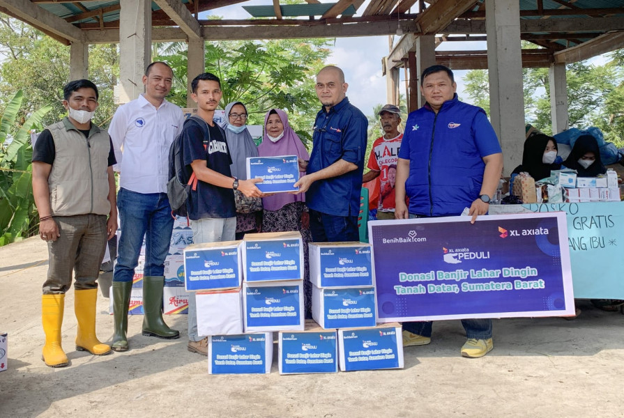 XL Axiata Salurkan Bantuan untuk Korban Banjir Lahar Dingin di Sumbar