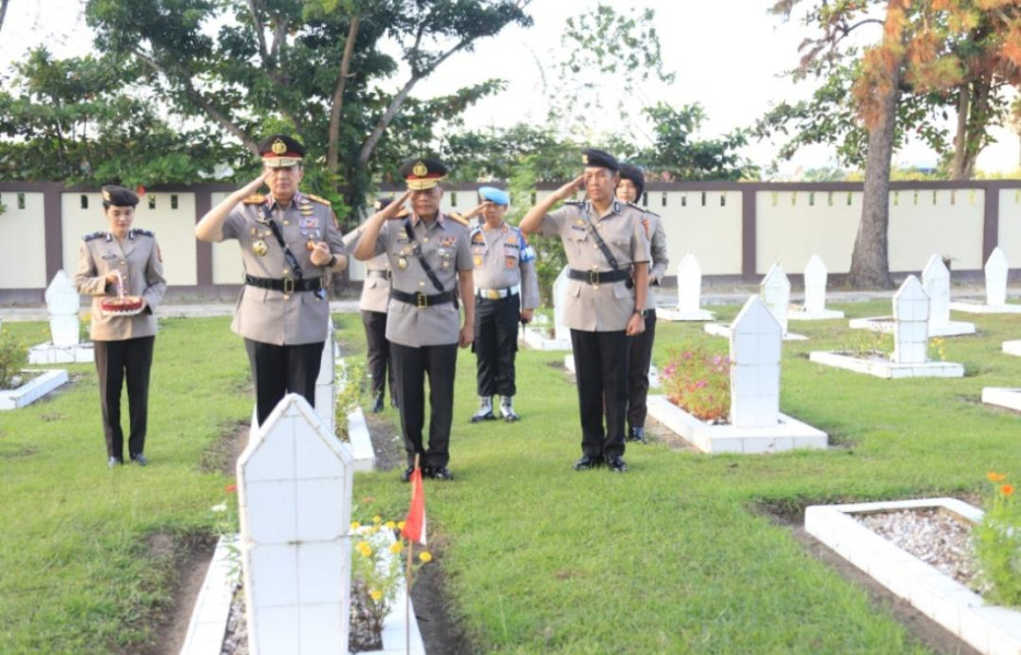 Peringatan Hari Bhayangkara ke-78, Polda Riau Ziarah